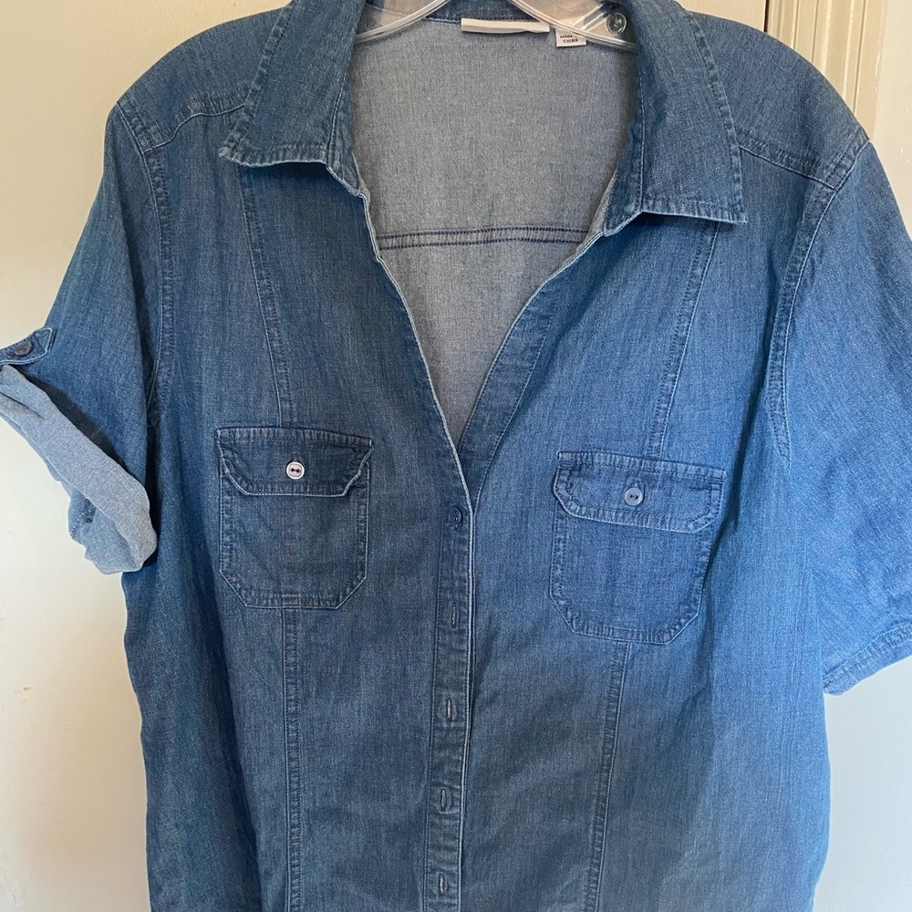 Woman’s size xl D&Co. denim shirt.